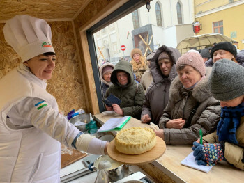 Башкирские повара приготовили гигантский кыстыбый в Беларуси