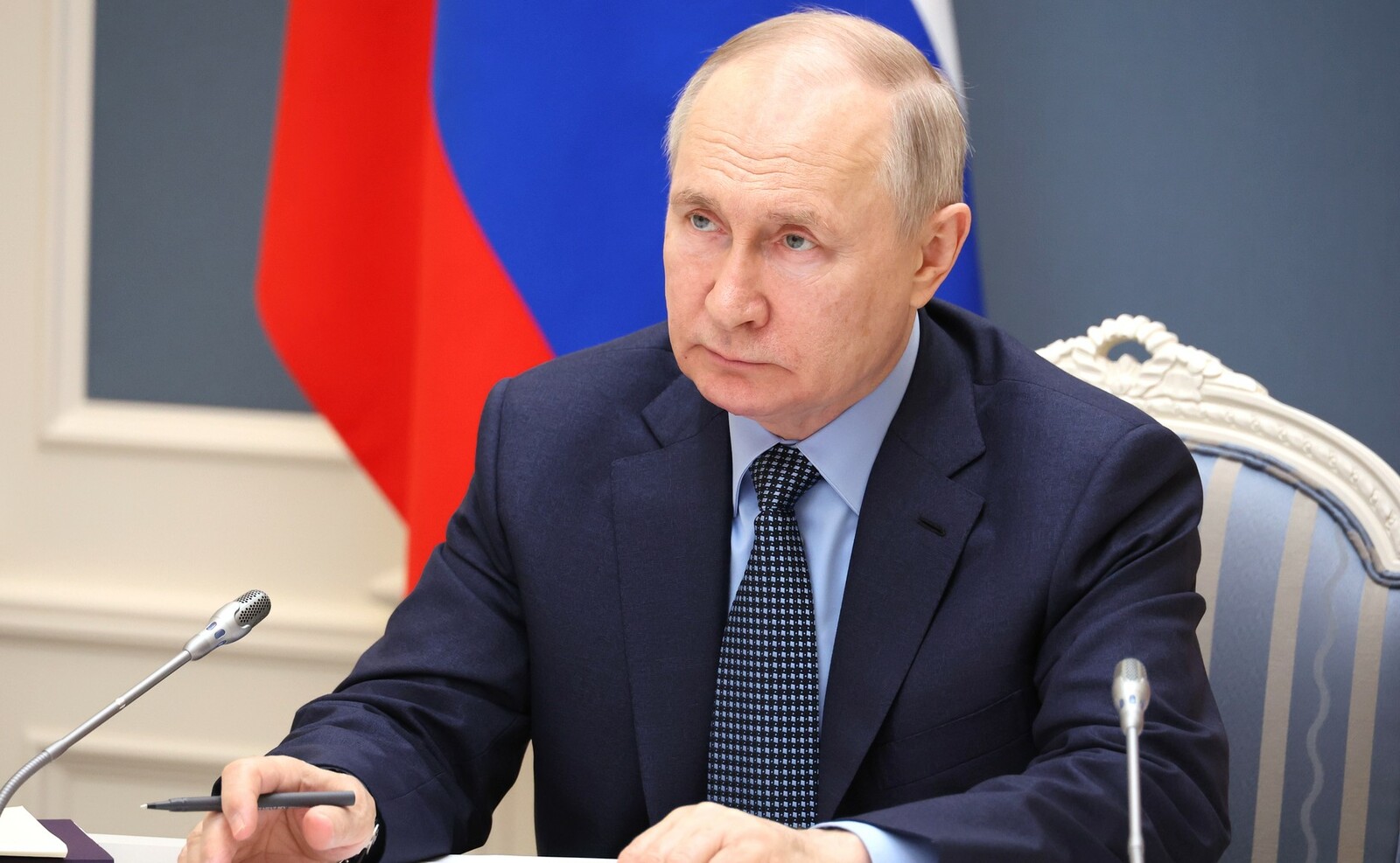 Путин поручил оказать господдержку аграриям, использующим ресурсы РФ