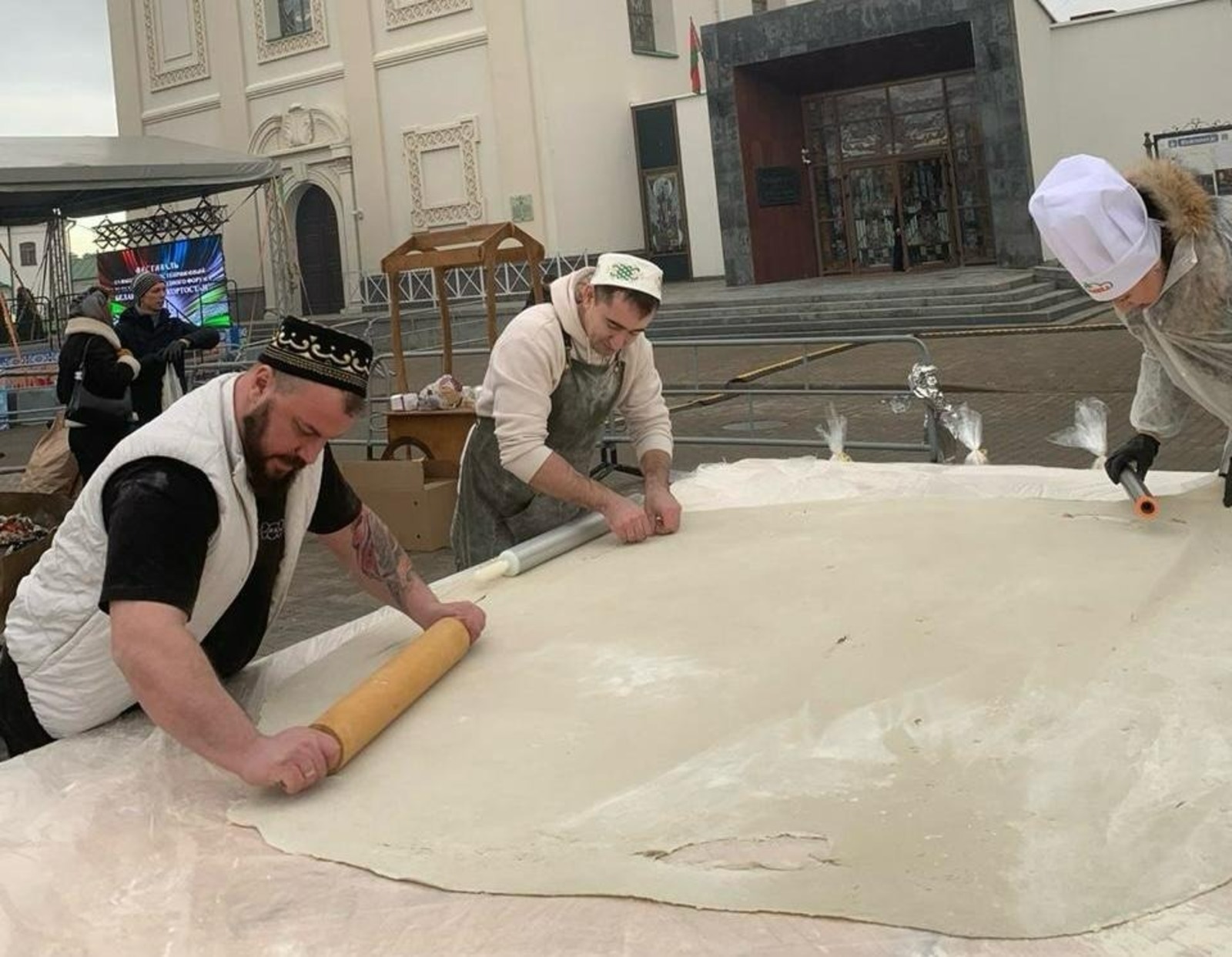 Башкирские повара приготовили гигантский кыстыбый в Беларуси