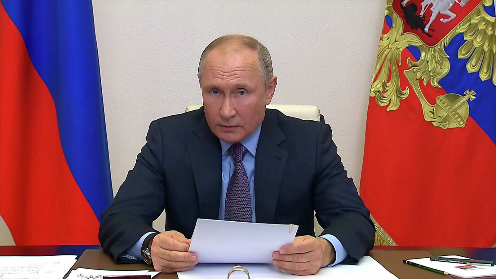 Путин поручил представить комплекс мер по сдерживанию цен на продукты