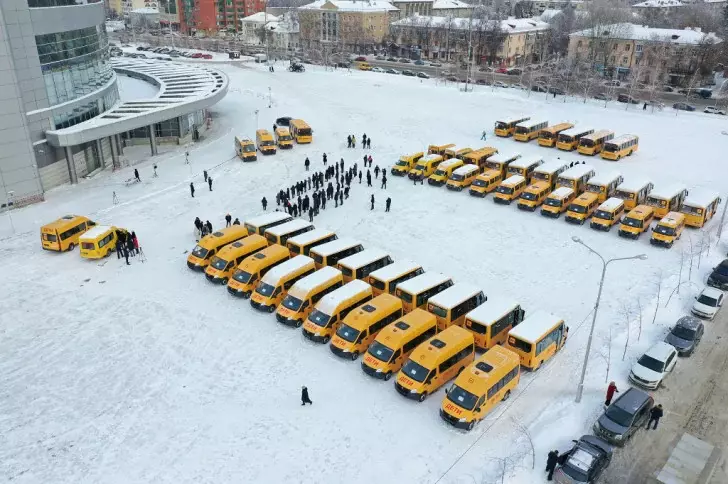 Глава Башкирии вручил ключи от 56 новых школьных автобусов