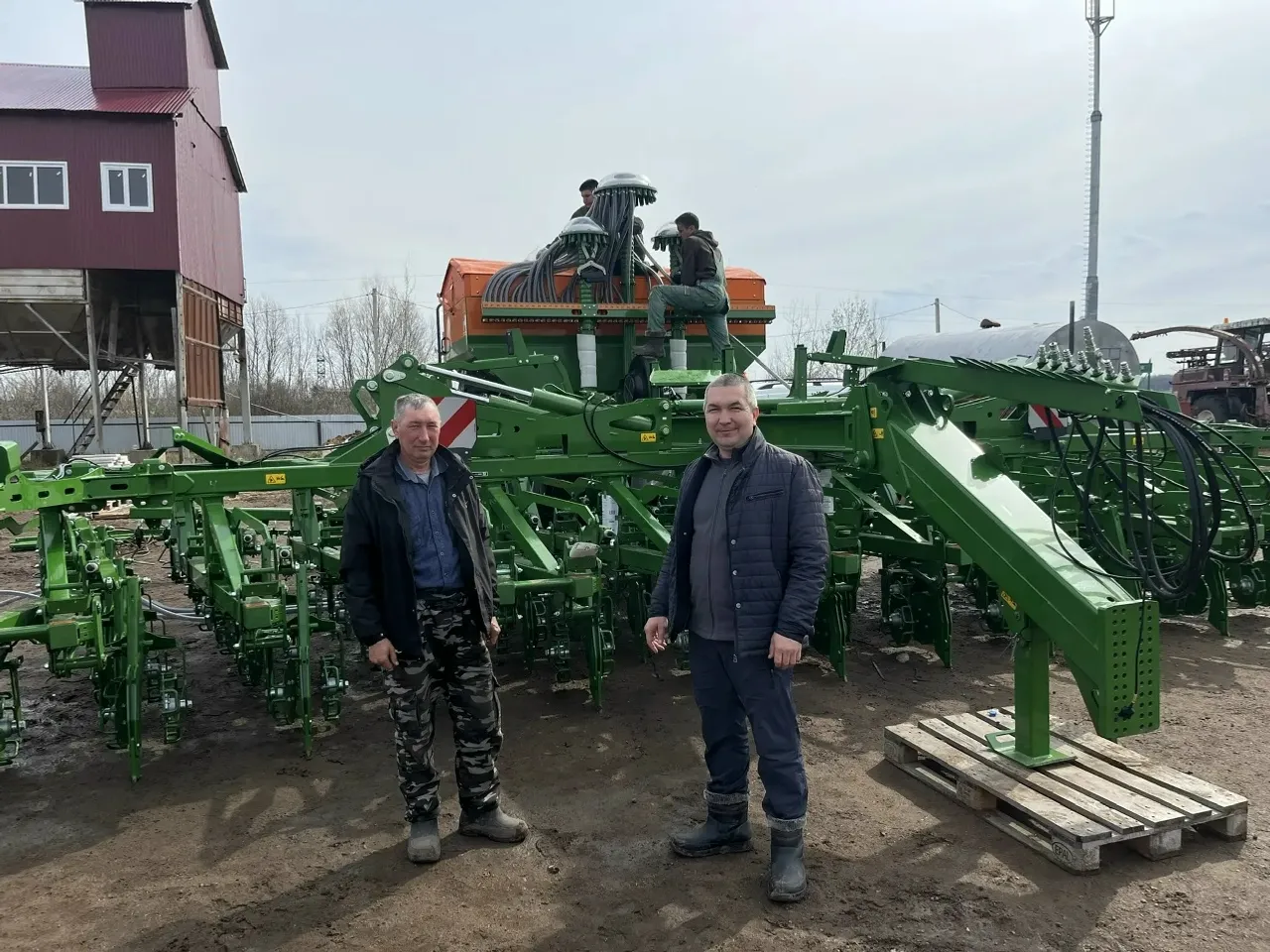 Племзавод «Алга» приобрёл современный посевной комплекс