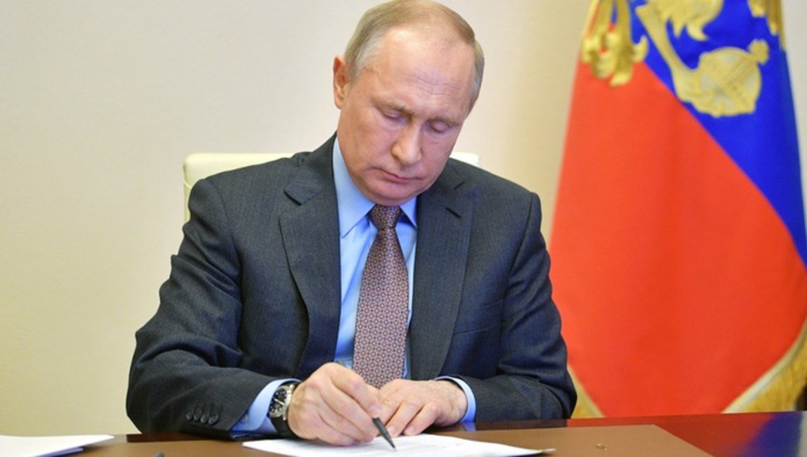 Путин поручил разработать механизм возврата денег жертвам мошенников